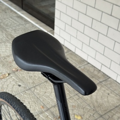 Assento preto de bicicleta com textura antiderrapante montado em haste preta