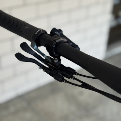 Punho e guiador de bicicleta com manetes e cabos de mudança