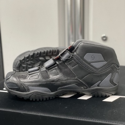 Bota preta de cano médio com sola antiderrapante e detalhes cinza