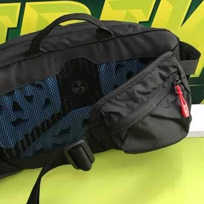 Pochete preta com fecho vermelho e painel traseiro em rede