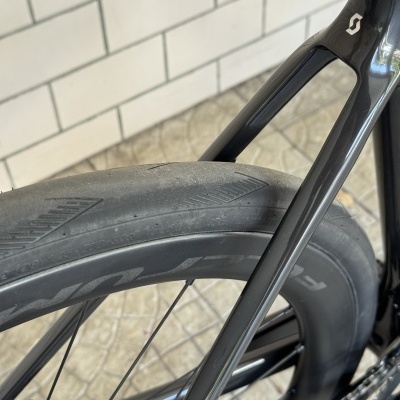 Roda de bicicleta preta com painel do quadro em carbono e logótipo Scott