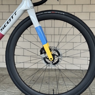 Roda dianteira de bicicleta SCOTT com aro preto profundo e garfo colorido