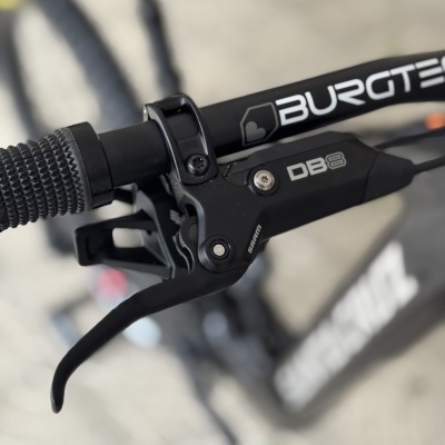 Manete de travão da bicicleta BURGTEC DB8 da SRAM com punho preto texturizado.