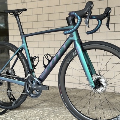 Bicicleta de estrada SCOTT azul esverdeada com componentes Shimano Ultegra e rodas Vision 40