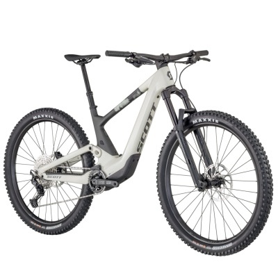 Bicicleta de montanha elétrica Scott cinza com pneus Maxxis