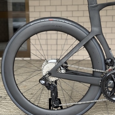 Roda traseira de bicicleta de carbono preta com aro profundo