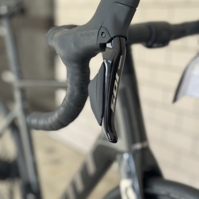 Punho de travão de bicicleta de estrada Shimano 105 preto.