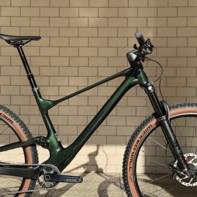 Bicicleta de montanha verde com pneus Schwalbe beige e componentes Shimano