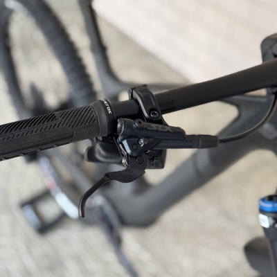 Punho e manete de travão de bicicleta preta com inscrição SLX