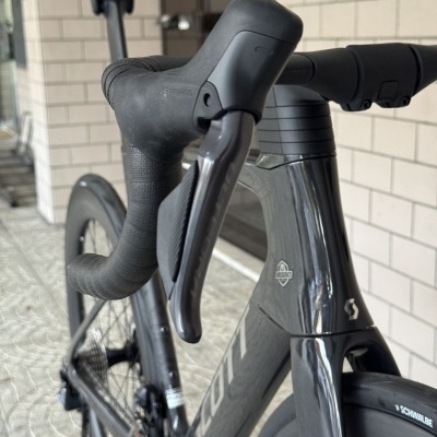 Bicicleta de estrada preta com guiador e alavanca Shimano