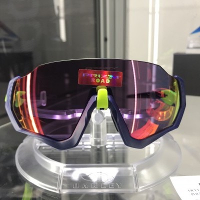 Óculos desportivos Oakley com lentes roxas e moldura preta