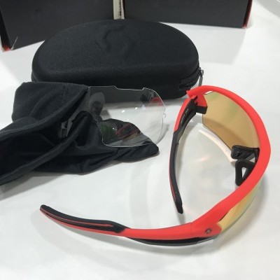 Óculos desportivos vermelhos com lentes espelhadas amarelas, lente extra transparente e bolsa preta