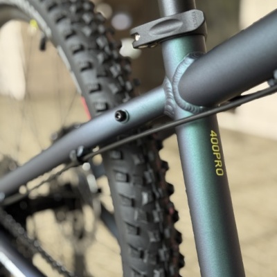 Quadro de bicicleta cinzento com inscrição 400PRO e pneu traseiro grosso preto
