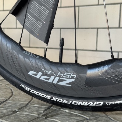 Roda de bicicleta preta com aro ZIPP 454 NSW e pneu Continental GRANDPRIX 5000 S TR