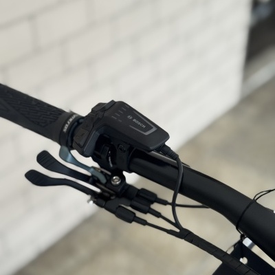 Guiador de bicicleta com punho preto e dispositivo eletrónico Bosch