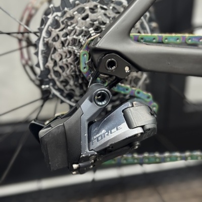 Câmbio traseiro SRAM FORCE em bicicleta com corrente colorida