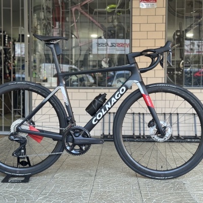 Bicicleta de estrada Colnago preta e cinza com rodas Pirelli e travões de disco