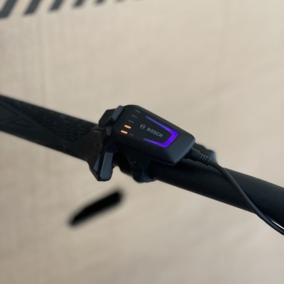 Controlador Bosch preto com luzes indicadoras no guiador da bicicleta