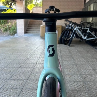 Bicicleta de estrada azul claro vista de frente com guiador preto