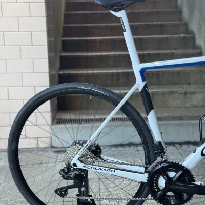 Bicicleta de estrada branca e azul COLNAGO perto de escadaria