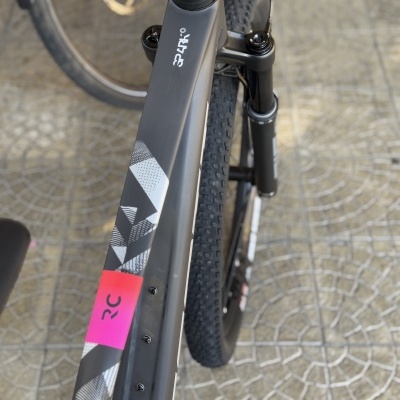 Bicicleta mountain bike preta com logótipo 3PAK vista de cima e chão de ladrilhos