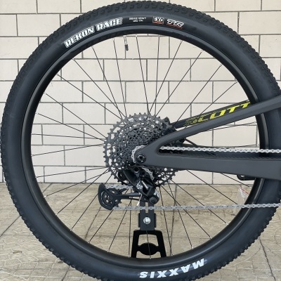 Roda traseira de bicicleta com pneu MAXXIS REKON RACE e suporte preto