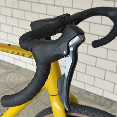 Guiador de bicicleta preto com manete Shimano Tiagra e quadro amarelo