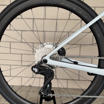 Roda traseira de bicicleta com aro carbono preto, pneu Schwalbe e sistema Shimano Ultegra