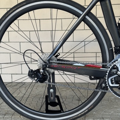 Roda traseira de bicicleta com pneu Continental e quadro preto