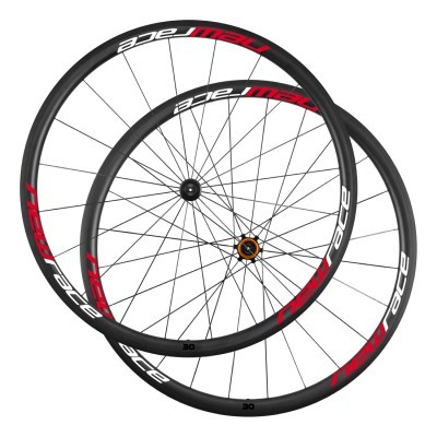 Duas rodas de bicicleta pretas com letras brancas e vermelhas 'new face' e número '30'