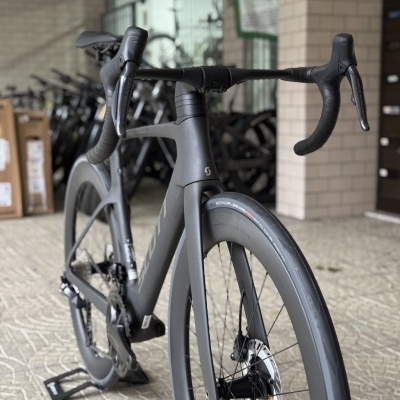 Bicicleta de estrada preta com guiador drop e pneus Schwalbe Pro One