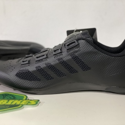 Ténis ciclismo pretos com riscas e sola rígida