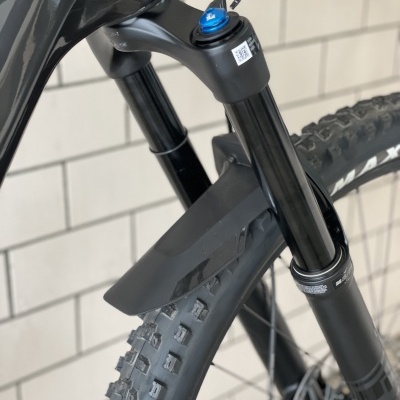 Suspensão dianteira e pneu de bicicleta de montanha preta com botão azul e guarda-lamas