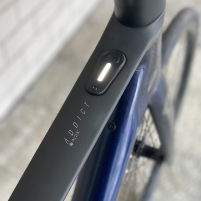 Quadro de bicicleta preto fosco com detalhe azul e luz LED embutida