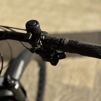 Guiador de bicicleta preto com punho texturizado e campainha