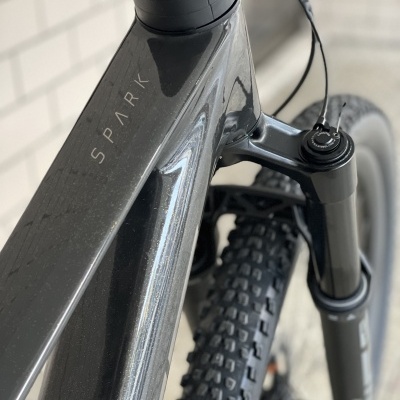 Bicicleta de montanha cinza SPARK com suspensão e pneu off-road