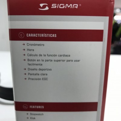 Lateral de caixa vermelha e branca Sigma com texto em espanhol e outras línguas sobre características do produto