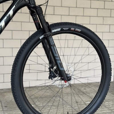 Roda dianteira de bicicleta de montanha com pneus Maxxis e garfo RockShox