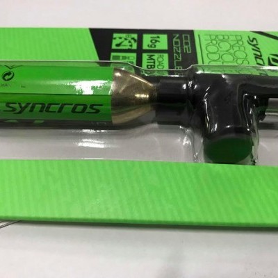 Cartucho de CO2 Syncros para bicicleta com aplicador, embalagem verde e texto
