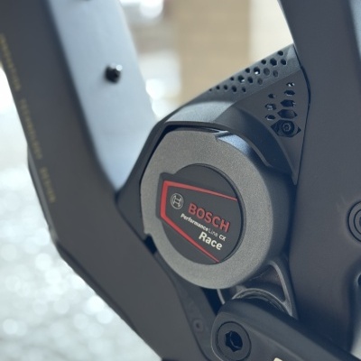 Peça de bicicleta elétrica BOSCH Performance CX Race e manivela SRAM no quadro preto