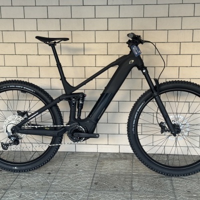 Bicicleta elétrica de montanha BERGAMONT preto mate junto a parede de azulejos brancos