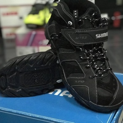 Bota de ciclismo preta Shimano sobre caixa azul
