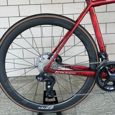 Bicicleta de estrada vermelha com roda traseira Zipp 303 e transmissão Shimano Ultegra