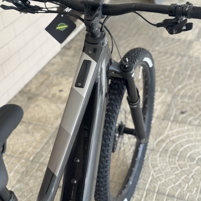 Bicicleta elétrica preta e cinza com ecrã digital BOSCH no guiador