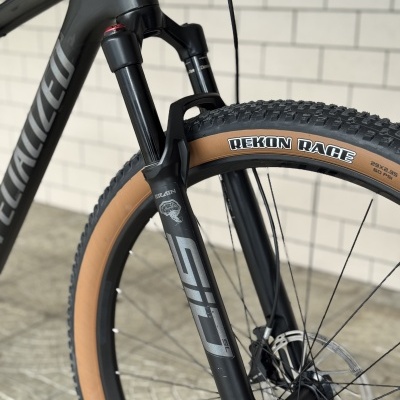 Roda dianteira de bicicleta Specialized com pneus Rekon Race e garfo suspensão Fox