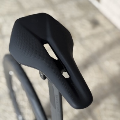 Selim de bicicleta preto com corte central e textura pontilhada
