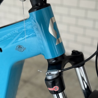 Quadro de bicicleta azul claro com suspensão dianteira cromada