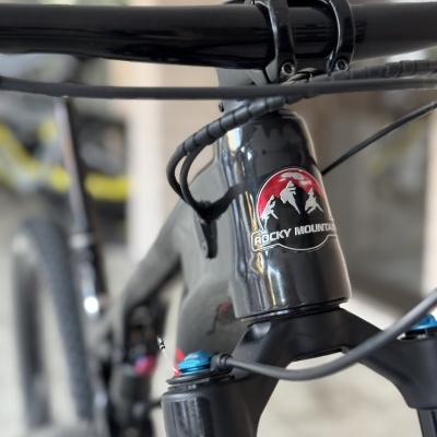 Bicicleta de montanha preta com logo Rocky Mountain no quadro