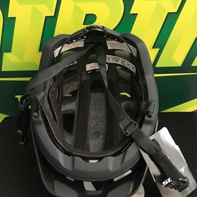 Capacete preto para ciclismo com alças e etiqueta pendurada