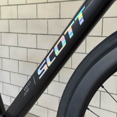 Quadro de bicicleta preto com logo holográfico SCOTT e roda preta